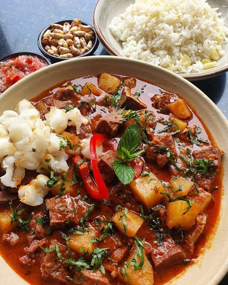 Plato criollo peruano con carne, papas y arroz